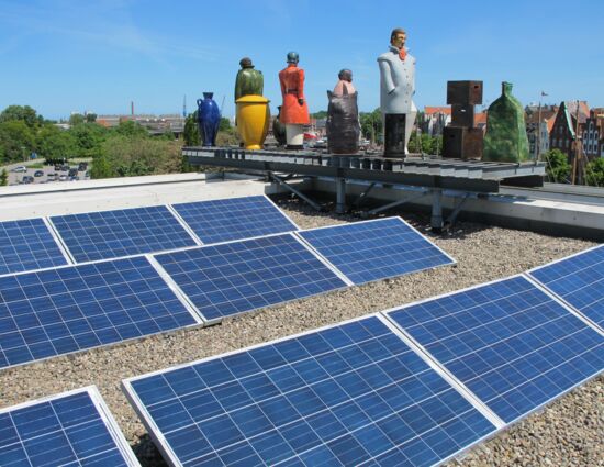 Photovoltaik-Anlage auf dem Dach der Musik- und Kongresshalle Lübeck