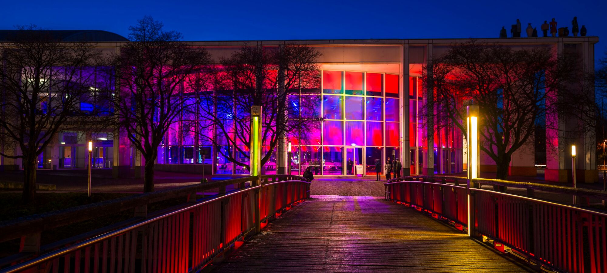 Blick auf die illuminierte Rotunde Musik- und Kongresshalle Luebeck