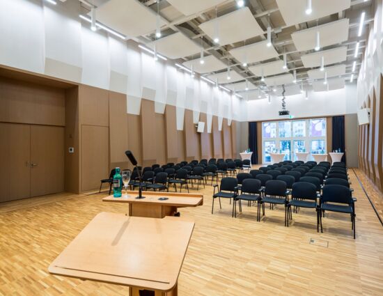 Blick von Rednerpult in den bestuhlten Kleinen Saal der Musik- und Kongresshalle Lübeck